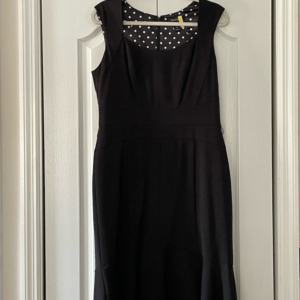 Lovely form flattering fully lined black dress with slight ruffle at the bottom.